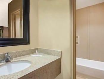 Super 8 By Wyndham Alexander Hotel 2*